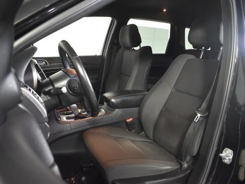 Used 2018 Jeep Grand Cherokee Laredo AWD/4WD image 9