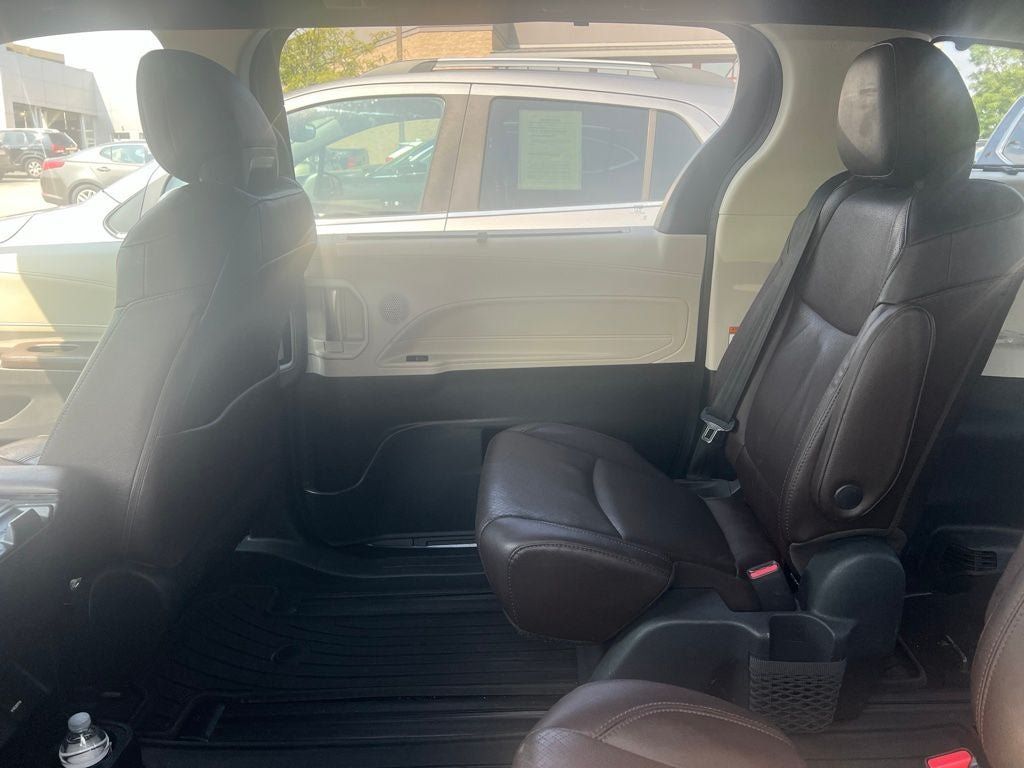 Used 2021 Toyota Sienna Platinum AWD/4WD image 4