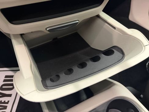 Used 2023 Chrysler Voyager LX image 27