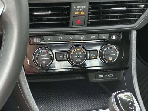 Used 2023 Volkswagen Jetta SE w/ Panoramic Sunroof Package image 19