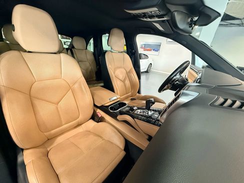 Used 2018 Porsche Cayenne Platinum Edition w/ Premium Package Plus image 19