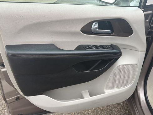 Used 2017 Chrysler Pacifica Touring-L FWD image 12