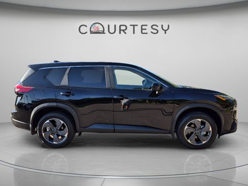 Certified 2026 Nissan Rogue SV FWD image 8