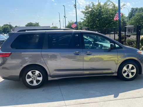 Used 2018 Toyota Sienna LE w/ Carpet Mat Package image 4
