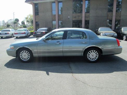Used 2005 Lincoln Town Car Signature Limited image 4