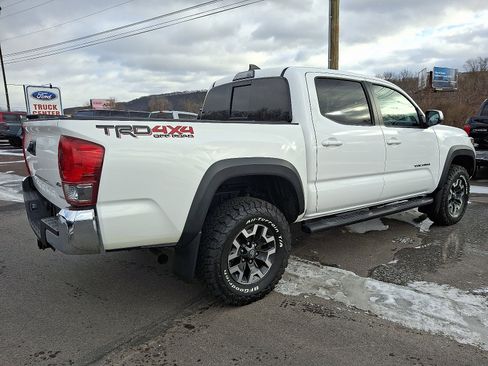 Used 2017 Toyota Tacoma TRD Off-Road image 11