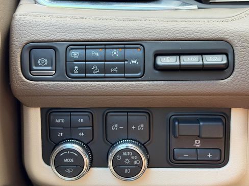 Used 2023 GMC Yukon Denali w/ Advanced Technology Package AWD/4WD image 19