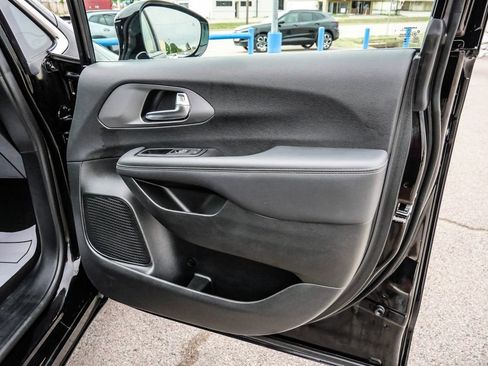 Used 2025 Chrysler Pacifica Select FWD image 55