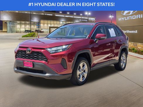 Used 2022 Toyota RAV4 XLE w/ Convenience Package FWD image 2