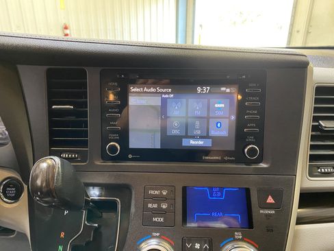 Used 2020 Toyota Sienna XLE w/ XLE Navigation Package image 40