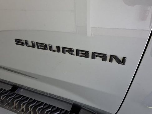 Used 2024 Chevrolet Suburban Z71 w/ Luxury Package AWD/4WD image 11