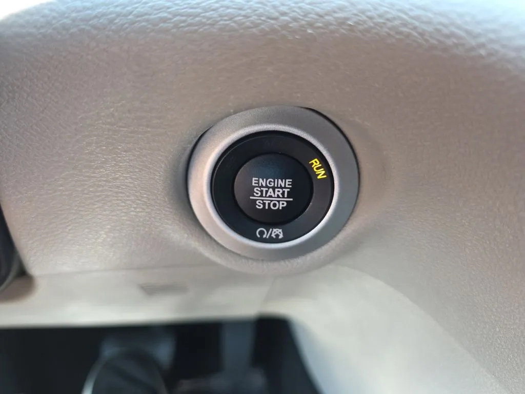 Used 2023 Chrysler Pacifica Touring-L FWD image 34