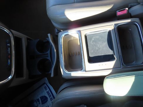 Used 2014 Chrysler Town & Country Touring image 50