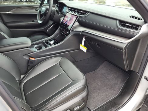 New 2025 Jeep Grand Cherokee Limited w/ Black Appearance Package image 9