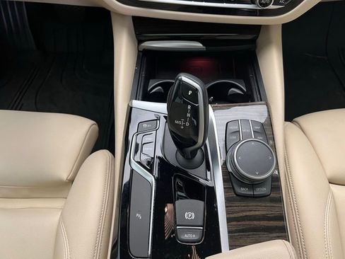 Used 2020 BMW 530i w/ Premium Package image 12