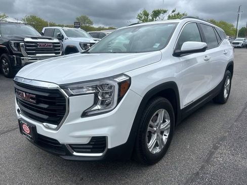 Used 2023 GMC Terrain SLE w/ Driver Convenience Package AWD/4WD image 4