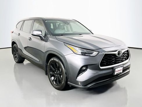 Used 2023 Toyota Highlander LE FWD image 4
