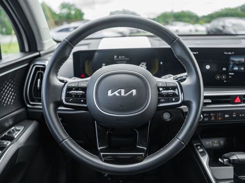 Used 2024 Kia Sorento S image 27