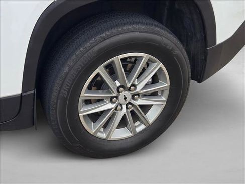 Used 2023 Chevrolet Traverse LT w/ Rear Camera Mirror Package image 16