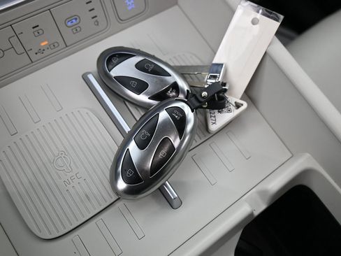 Used 2024 Hyundai Santa Fe Limited image 16