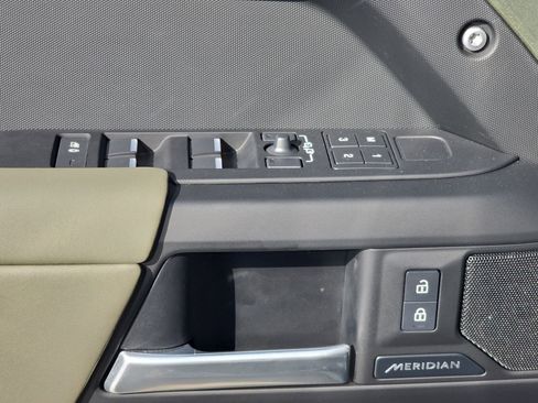 Used 2025 Land Rover Defender 110 S image 26