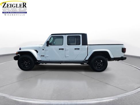 Used 2023 Jeep Gladiator Sport AWD/4WD image 8