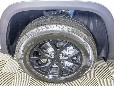 New 2025 Jeep Grand Cherokee L Altitude image 34