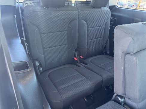 Used 2018 GMC Acadia SLE FWD image 13
