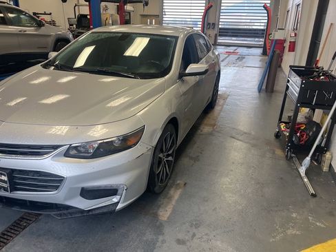 Used 2018 Chevrolet Malibu LT w/ Leather Package FWD image 4