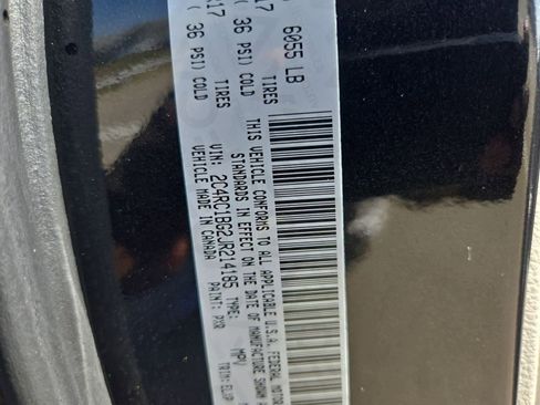 Used 2018 Chrysler Pacifica Touring-L image 33