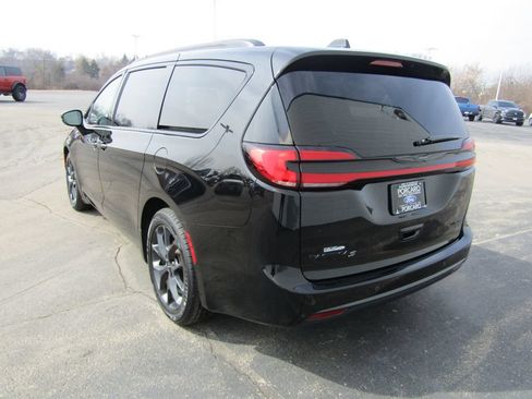 Used 2025 Chrysler Pacifica Limited FWD image 5