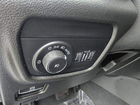 Used 2023 Jeep Grand Cherokee Limited image 19