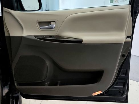 Certified 2017 Toyota Sienna XLE Premium AWD/4WD image 17