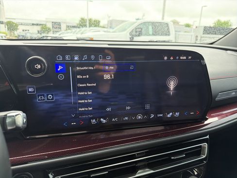 Used 2024 Chevrolet Traverse RS AWD/4WD image 23
