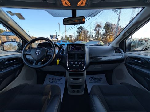 Used 2019 Dodge Grand Caravan SE w/ UConnect Hands-Free Group image 2