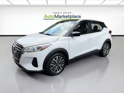 Used 2023 Nissan Kicks SV FWD image 3