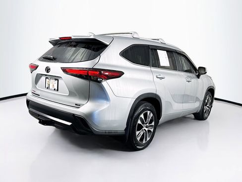 Used 2024 Toyota Highlander XLE image 10