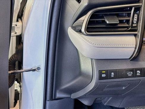Used 2019 Toyota Camry SE w/ Sunroof Package FWD image 10