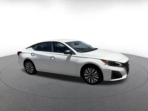 Used 2025 Nissan Altima 2.5 SV FWD image 2