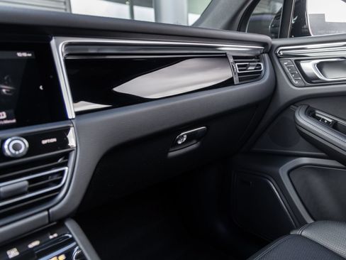 Certified 2026 Porsche Macan AWD/4WD image 33