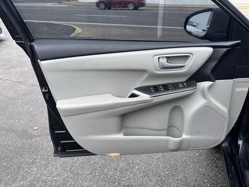 Used 2017 Toyota Camry SE image 18