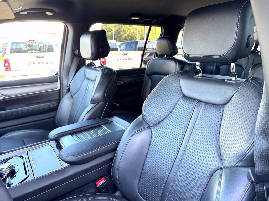 Used 2025 Jeep Wagoneer Series II AWD/4WD image 12