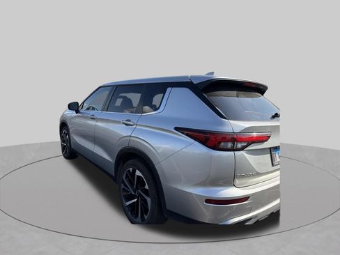 Used 2023 Mitsubishi Outlander SE FWD image 3