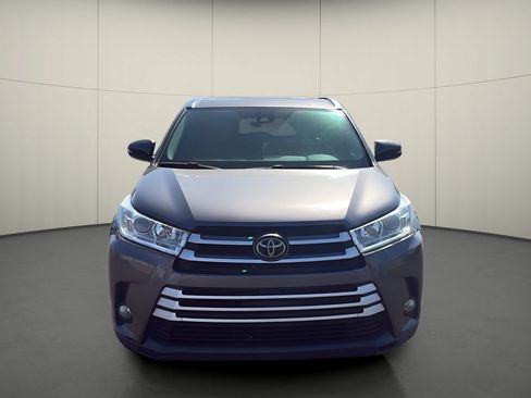 Used 2019 Toyota Highlander XLE FWD image 2