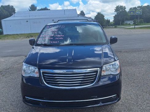 Used 2016 Chrysler Town & Country Touring FWD image 2