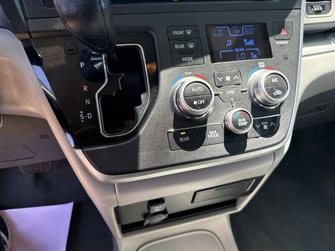 Used 2020 Toyota Sienna LE FWD image 35