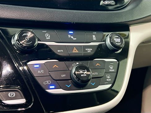 Used 2018 Chrysler Pacifica Touring-L image 27