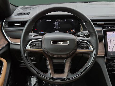 Used 2023 Jeep Grand Cherokee Summit w/ Luxury Tech Group V AWD/4WD image 10