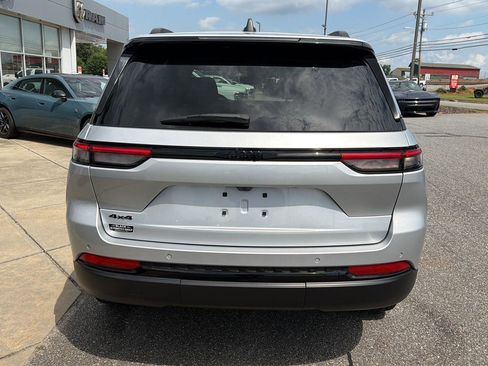 Used 2024 Jeep Grand Cherokee Altitude AWD/4WD image 11