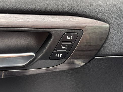 Used 2020 Toyota Highlander Limited FWD image 17